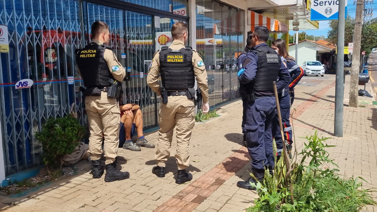 Homem corre atrás de pedestres, grita e fala palavrões na Avenida Carlos Gomes em Cascavel