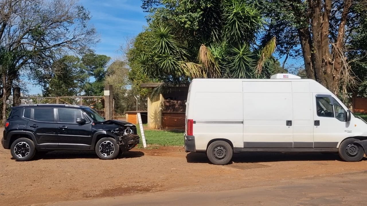 Jeep Renegade e Fiat Ducato colidem em cruzamento na marginal da BR-277 em Cascavel