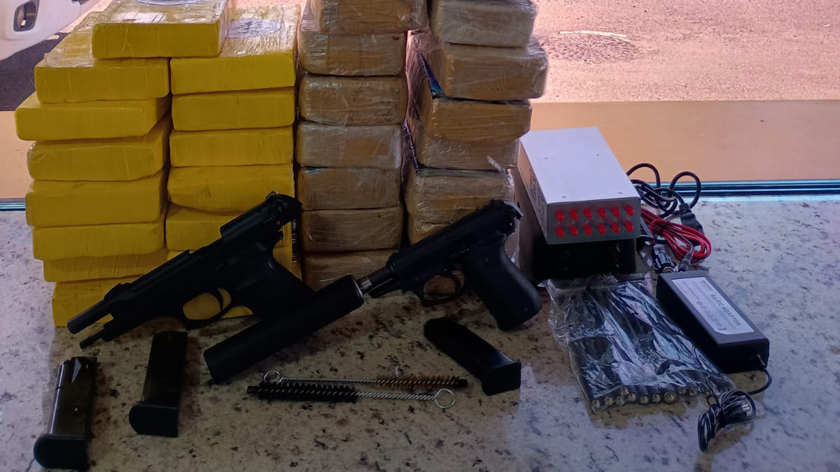 PRF apreende caminhão carregado com drogas, armas e capetinha