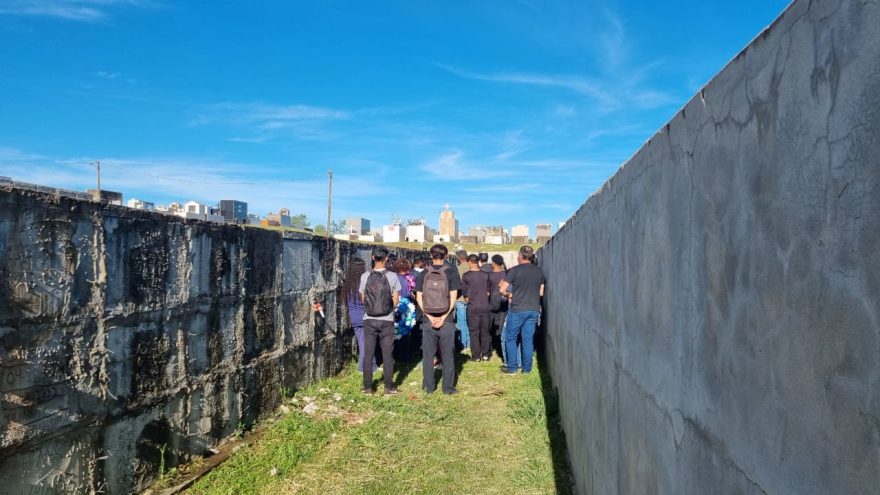 Sepultamento das adolescentes atropeladas na BR-369, em Cascavel ocorre sob grande comoção