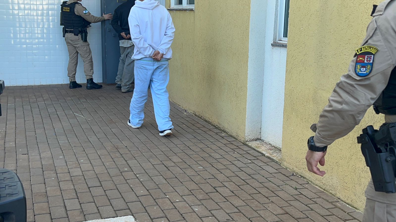 Jovens são conduzidos à Delegacia após abordagem da PM no Terminal Oeste