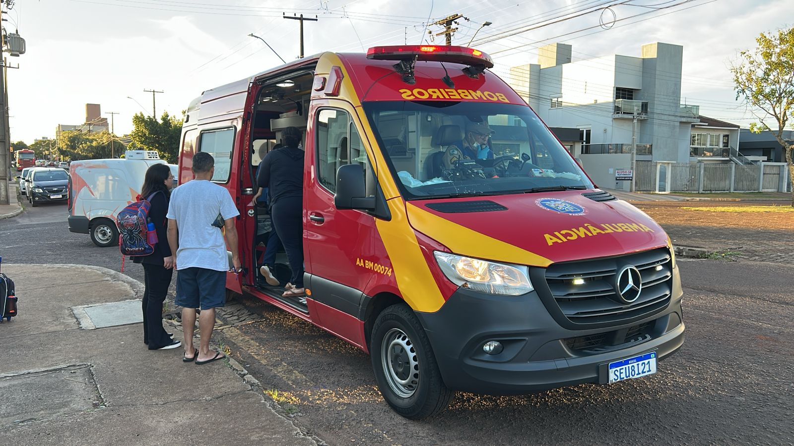 Menino de 9 anos é atropelado ao tentar atravessar a Rua Ponta Grossa