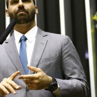 Moraes envia denúncia contra Eduardo Bolsonaro para Hugo Motta Imagem referente a Moraes envia denúncia contra Eduardo Bolsonaro para Hugo Motta