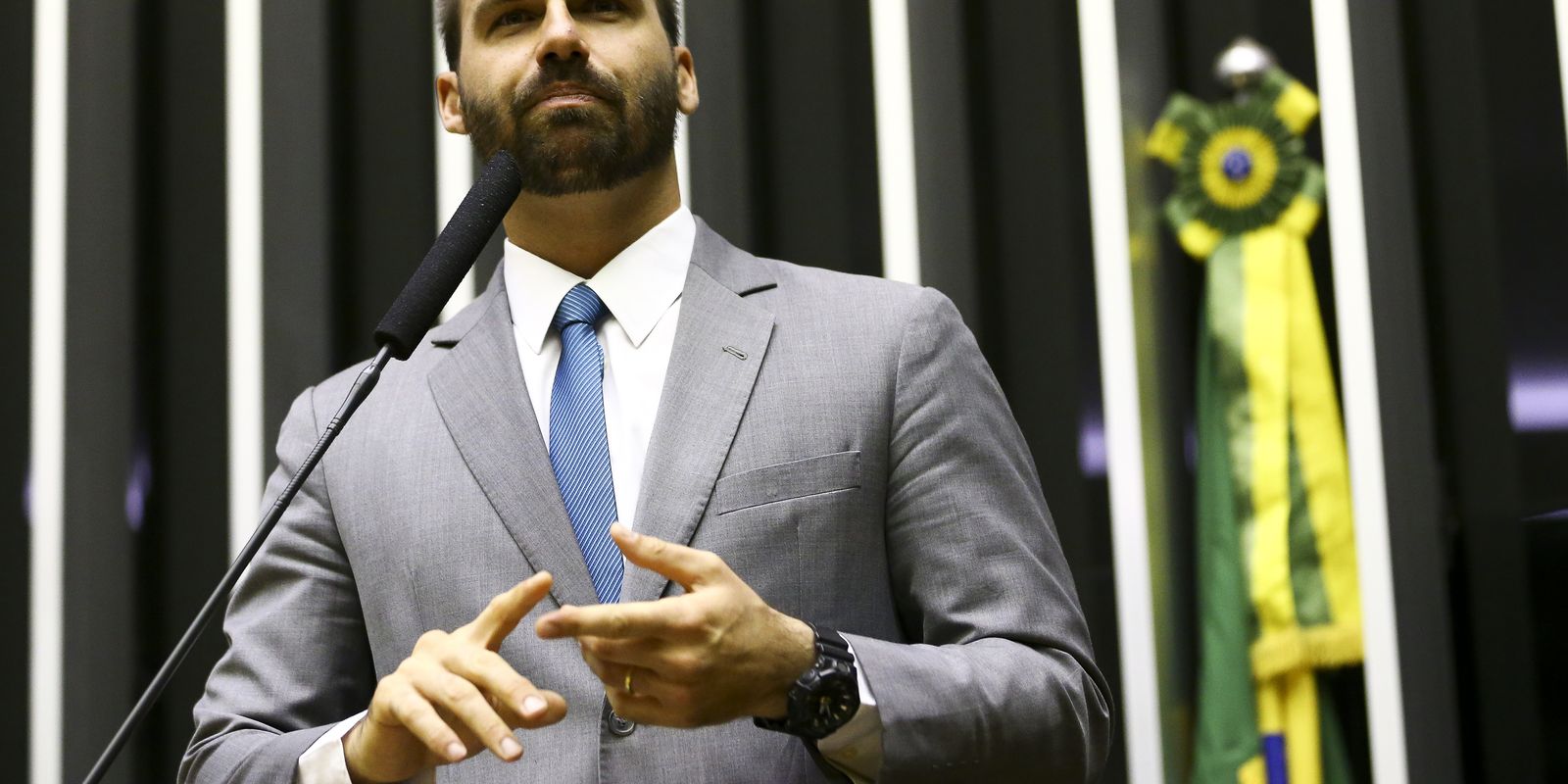 Moraes envia denúncia contra Eduardo Bolsonaro para Hugo Motta