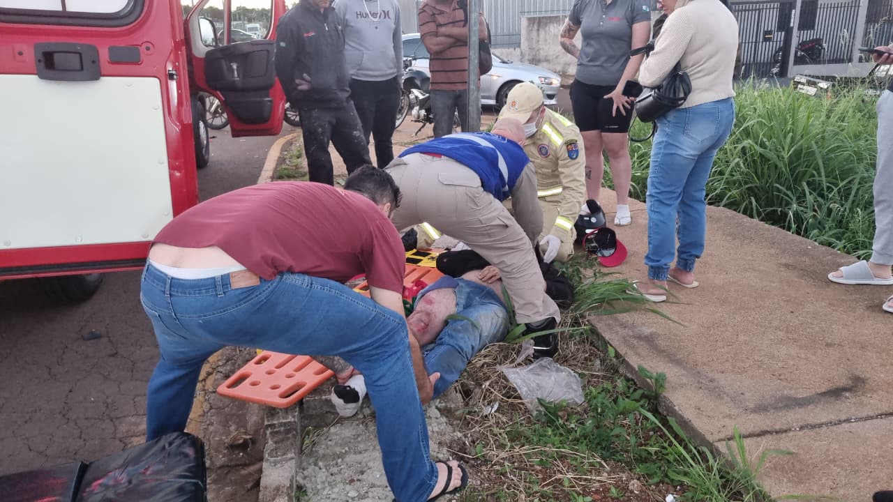 Colisão entre Lancer e CG deixa homem ferido no Siena