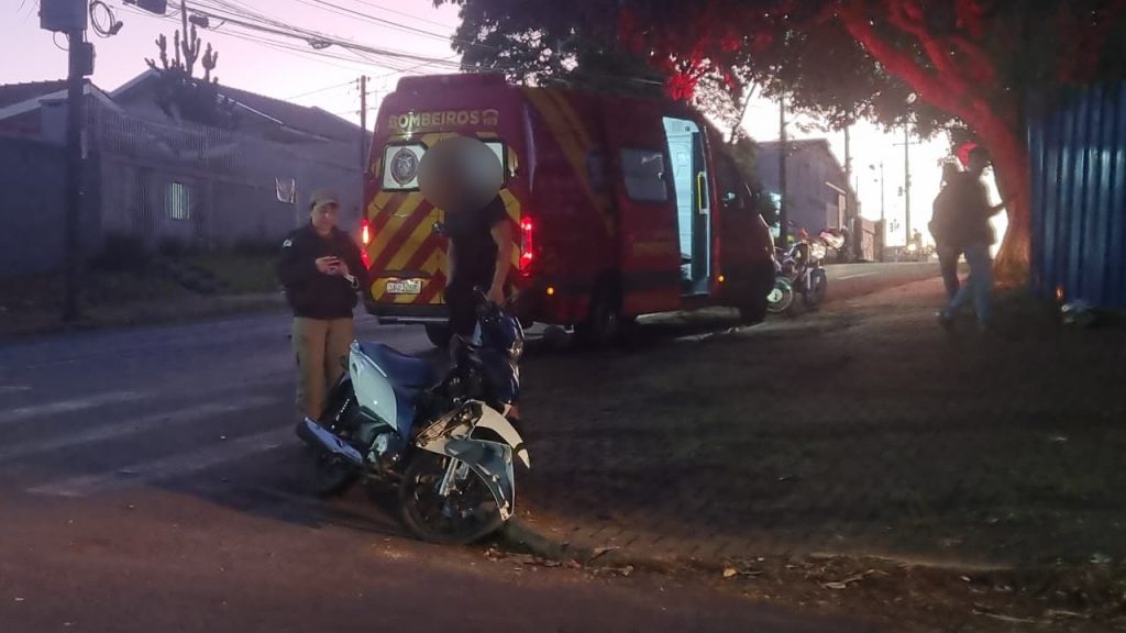 Mulher de 24 anos fica ferida após acidente no Bairro Claudete em Cascavel Mulher de 24 anos fica ferida após acidente no Bairro Claudete em Cascavel
