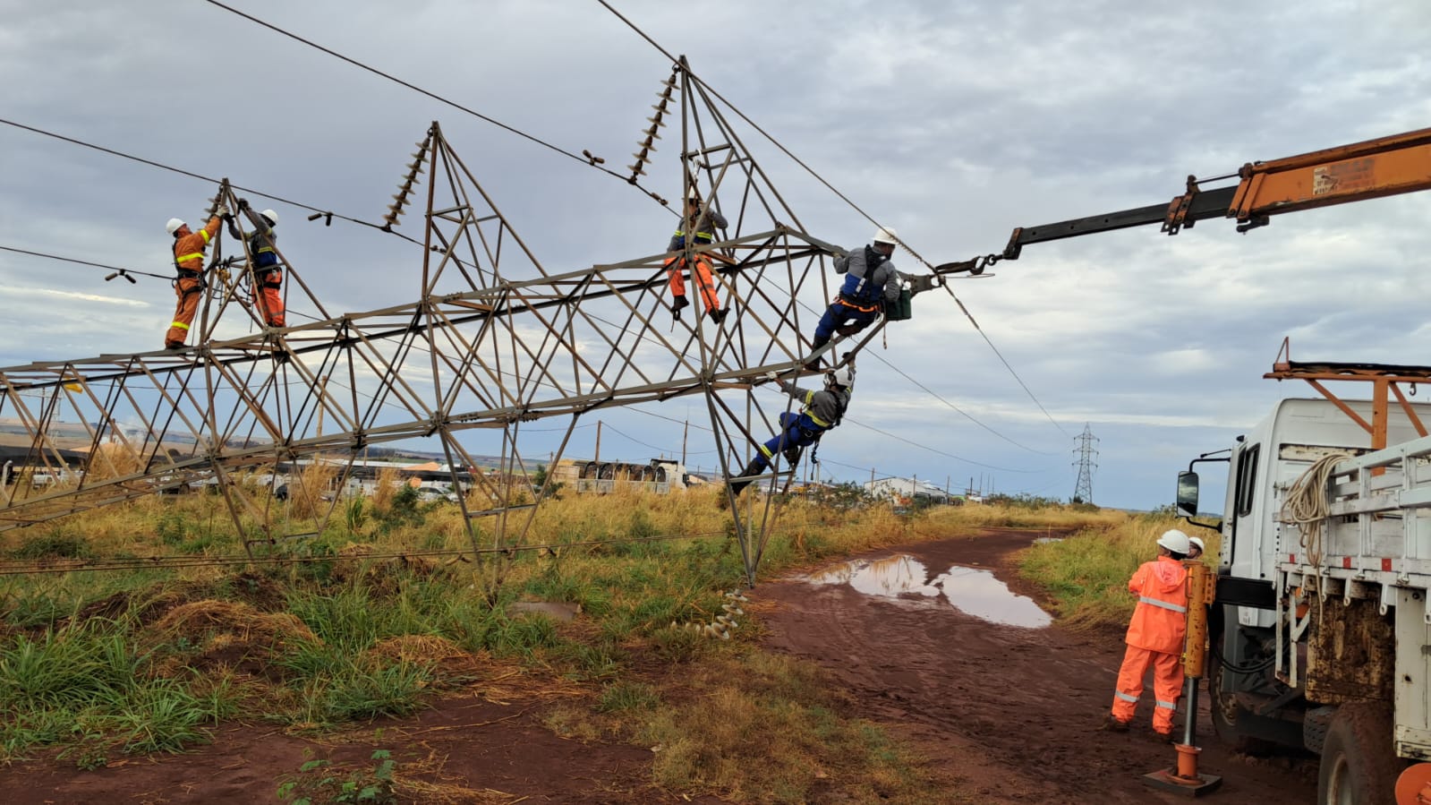 Equipes da Copel já atenderam mais de 11 mil serviços de religação de energia após tempestades