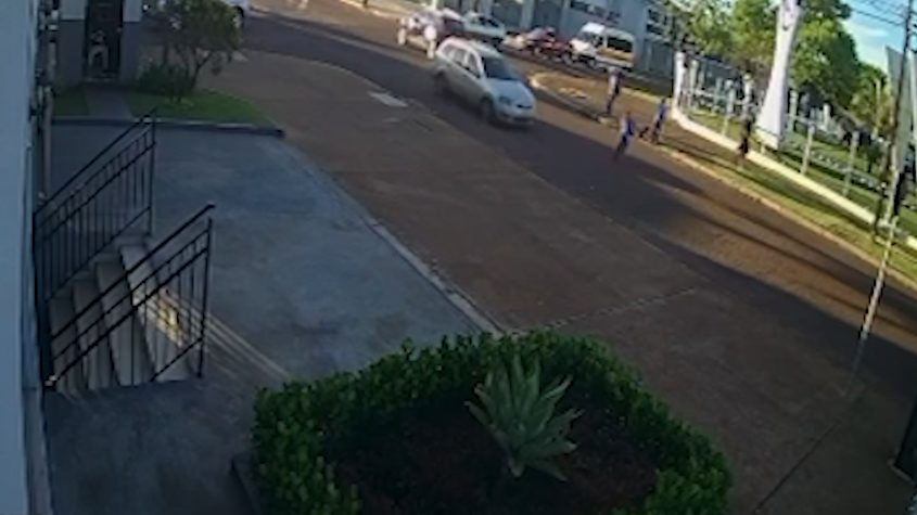 Menino corre para atravessar a rua e é atropelado por carro no São Cristóvão; Veja o vídeo