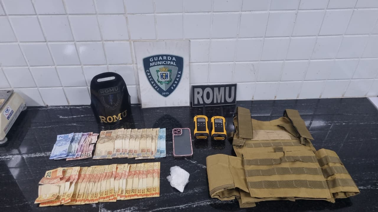 ROMU apreende colete balístico, cocaína e dinheiro após abordar dupla no Jardim Veneza