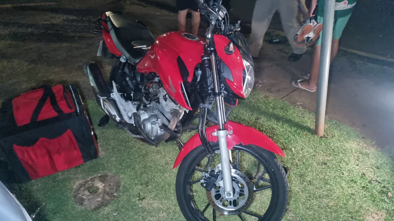Motoboy colide contra New Beetle na Rua Jacarezinho