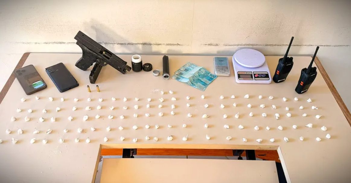 Após denúncias, três jovens são presos com pistola artesanal e 117 buchas de cocaína
