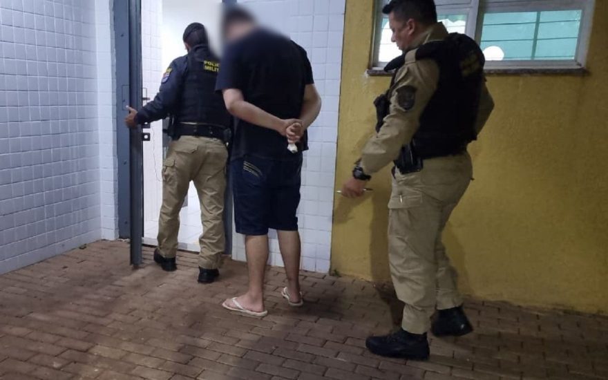 Jovem é levado à delegacia após ser flagrado soltando bombinhas no centro durante a madrugada