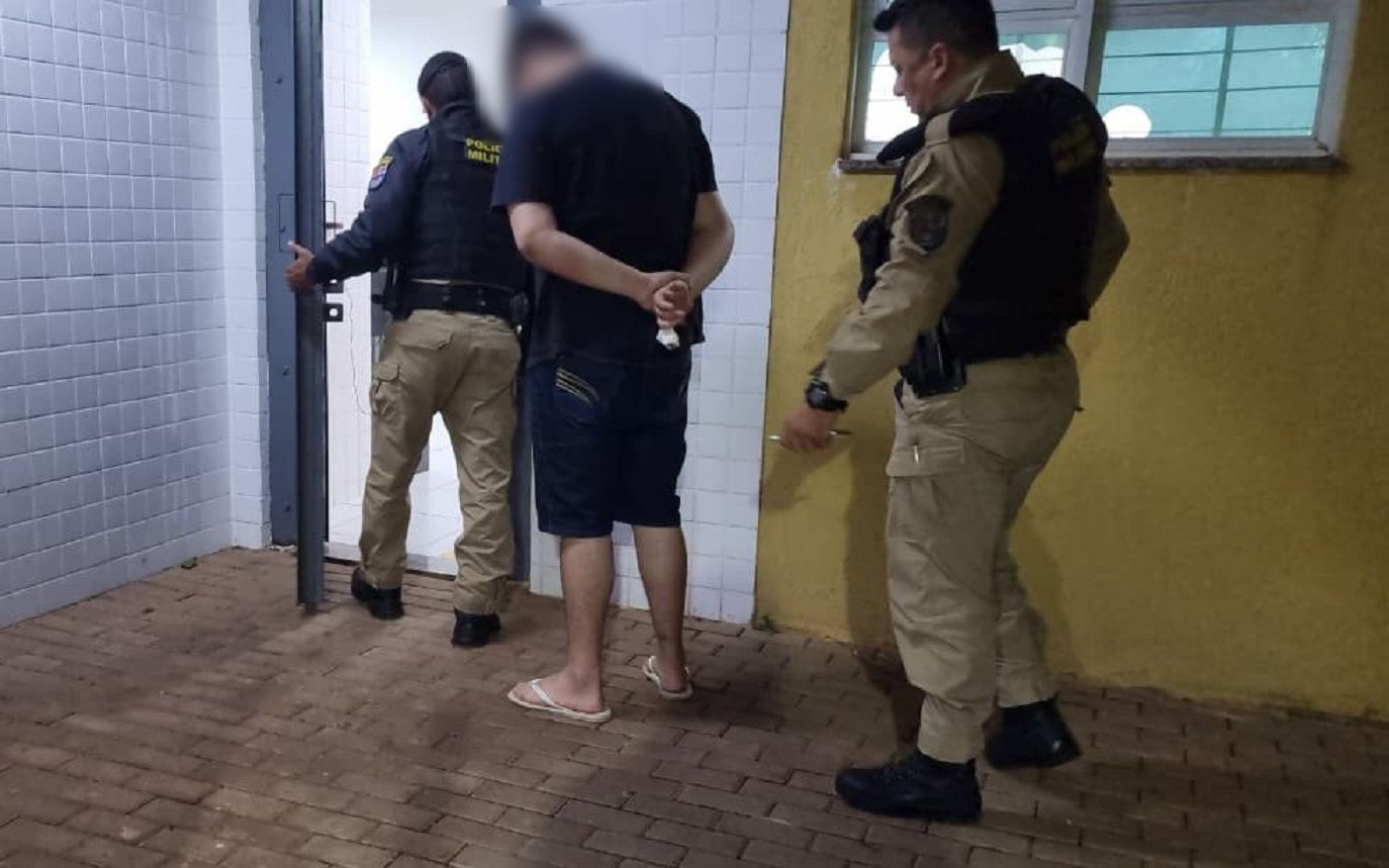 Jovem é levado à delegacia após ser flagrado soltando bombinhas no centro durante a madrugada