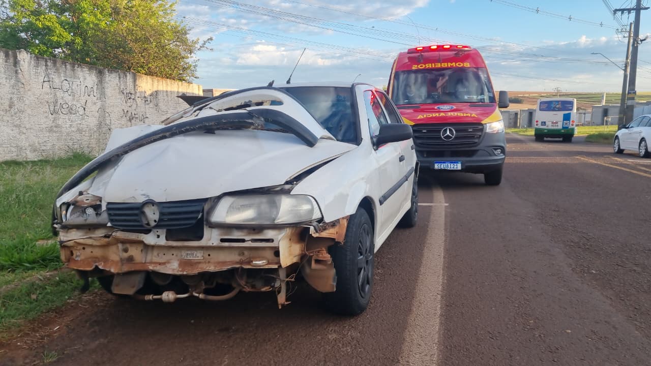 Carro e moto batem em rotatória na Região Norte e Corpo de Bombeiros é acionado