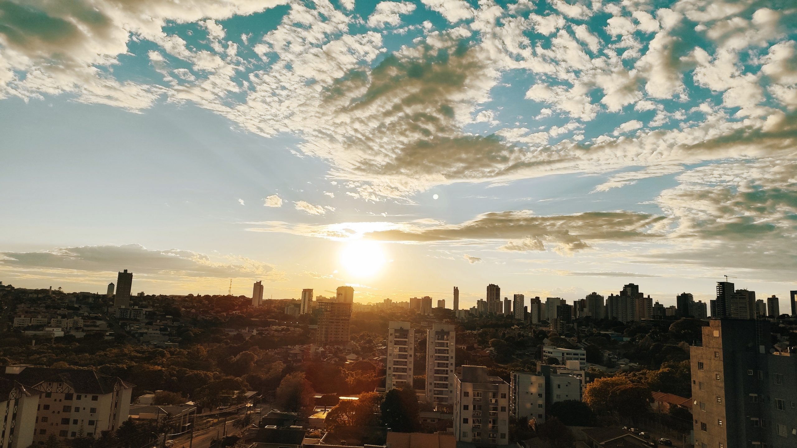 Sextou com sol, vento e boletos esperando em Cascavel