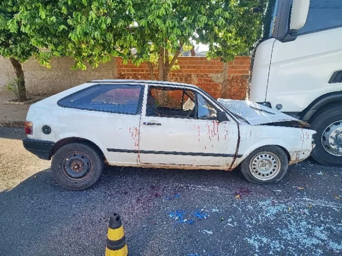 Passageiro fica ferido após veículo colidir com caminhão estacionado em Umuarama