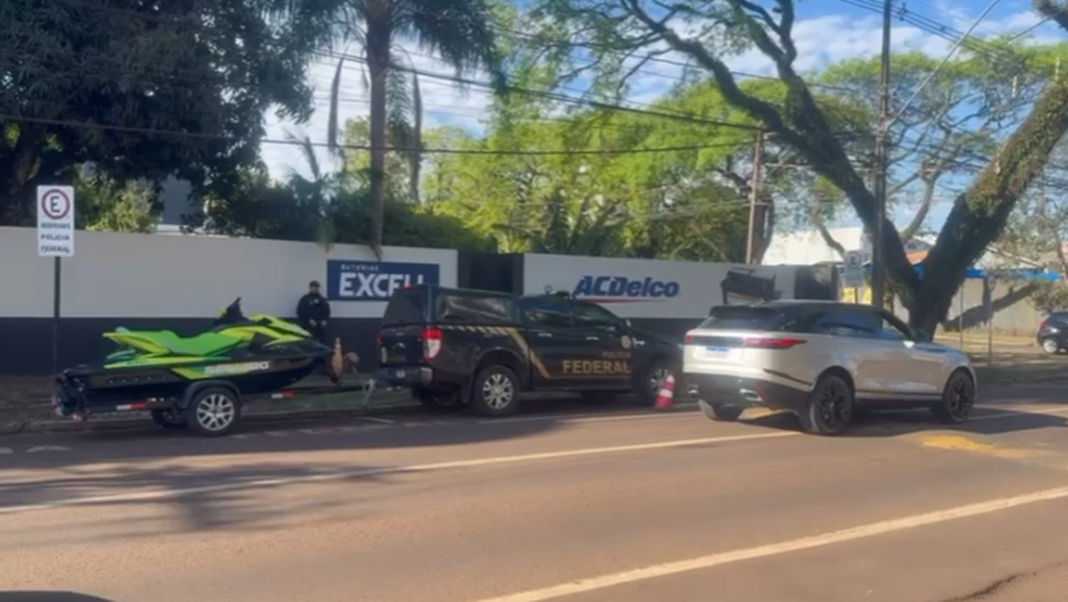Veículos de luxo apreendidos em operação Blindagem de Papel são levados à PF de Cascavel