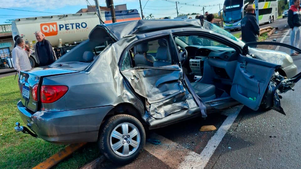 Acidente deixa vítimas encarceradas na rodovia BR-277, no Distrito Agro-Cafeeira