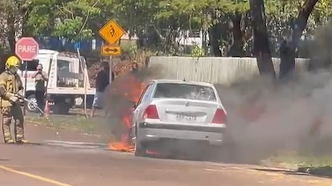 Peugeot 307 pega fogo em frente ao Detran na Rua Galibis