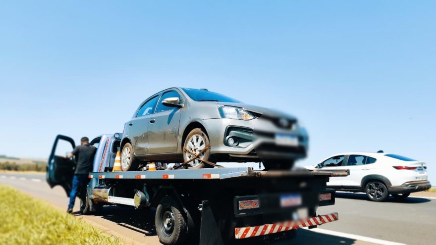 Guincho recolhe carro com placas do Paraguai na BR-163, em Toledo
