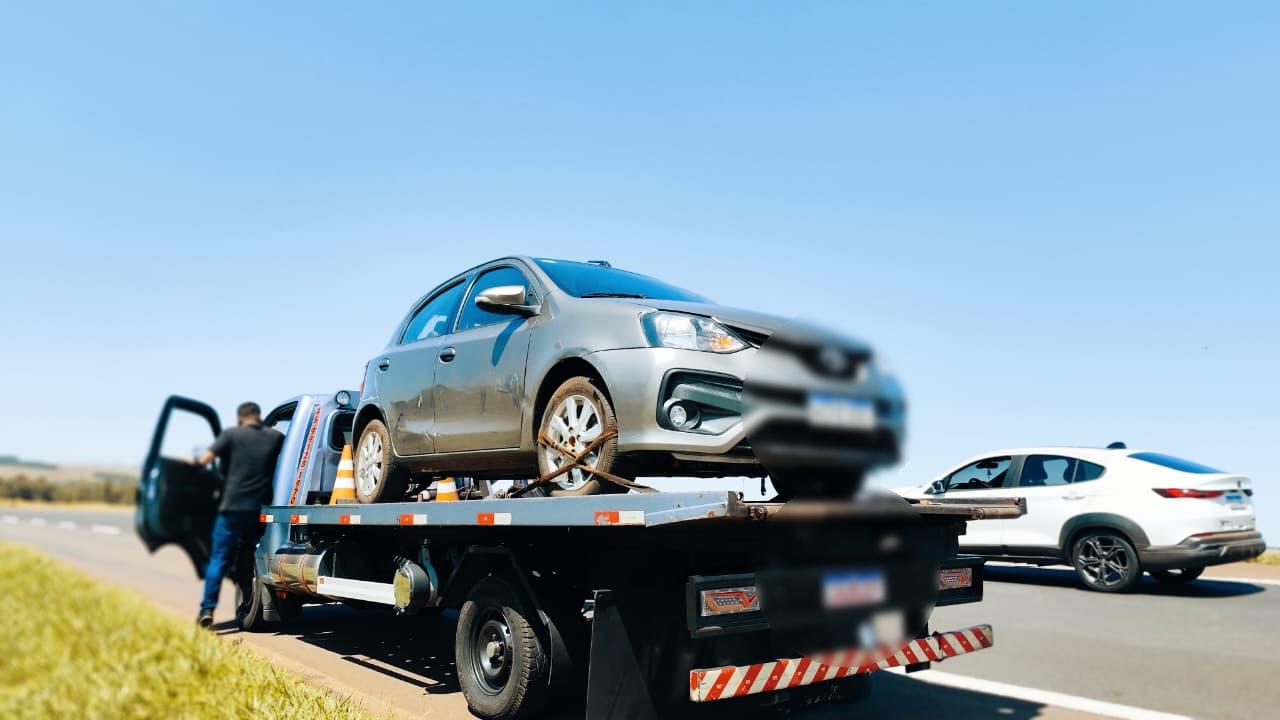 Guincho recolhe carro com placas do Paraguai na BR-163, em Toledo