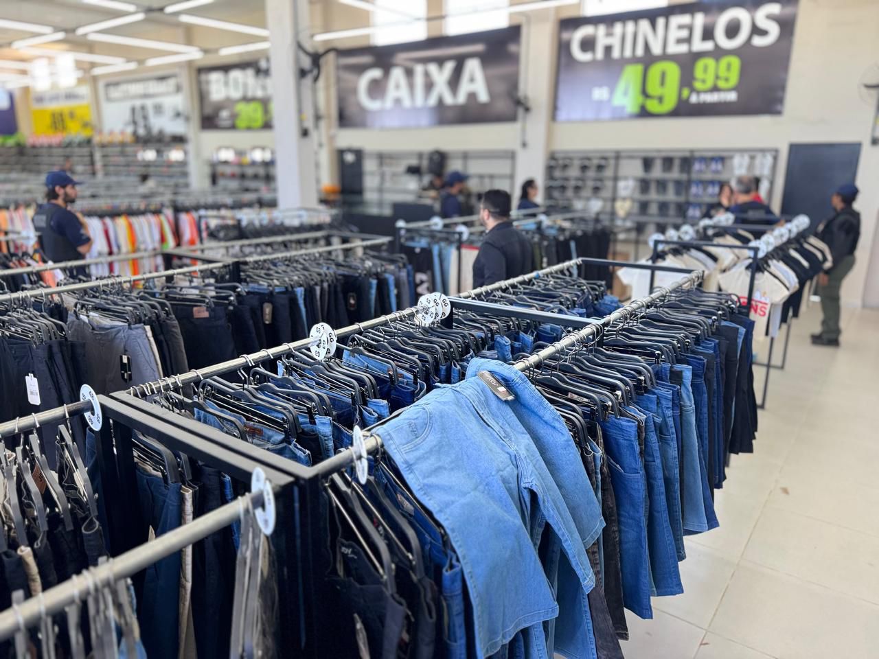 Receita Federal estoura loja na BR-277 e apreende montanha de produtos falsificados