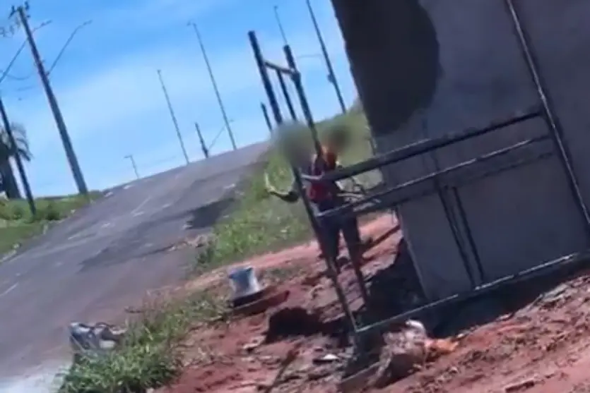 Homem filmado agredindo cunhado afirma que ato foi “brincadeira” e acaba espancado por populares; veja vídeo