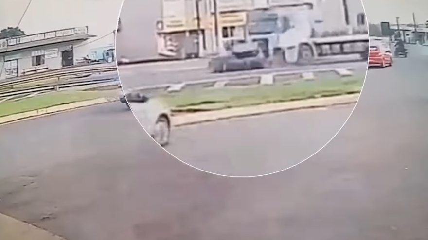 Câmera flagra grave acidente entre Corolla e caminhão no Distrito Agro-Cafeeira