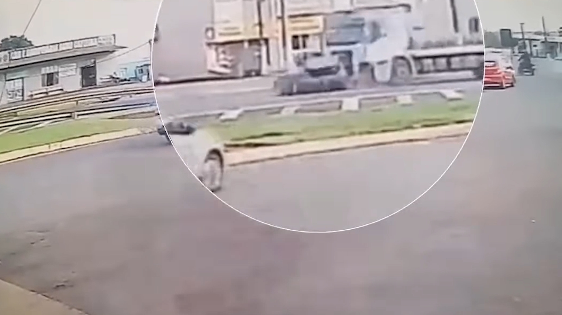 Câmera flagra grave acidente entre Corolla e caminhão no Distrito Agro-Cafeeira