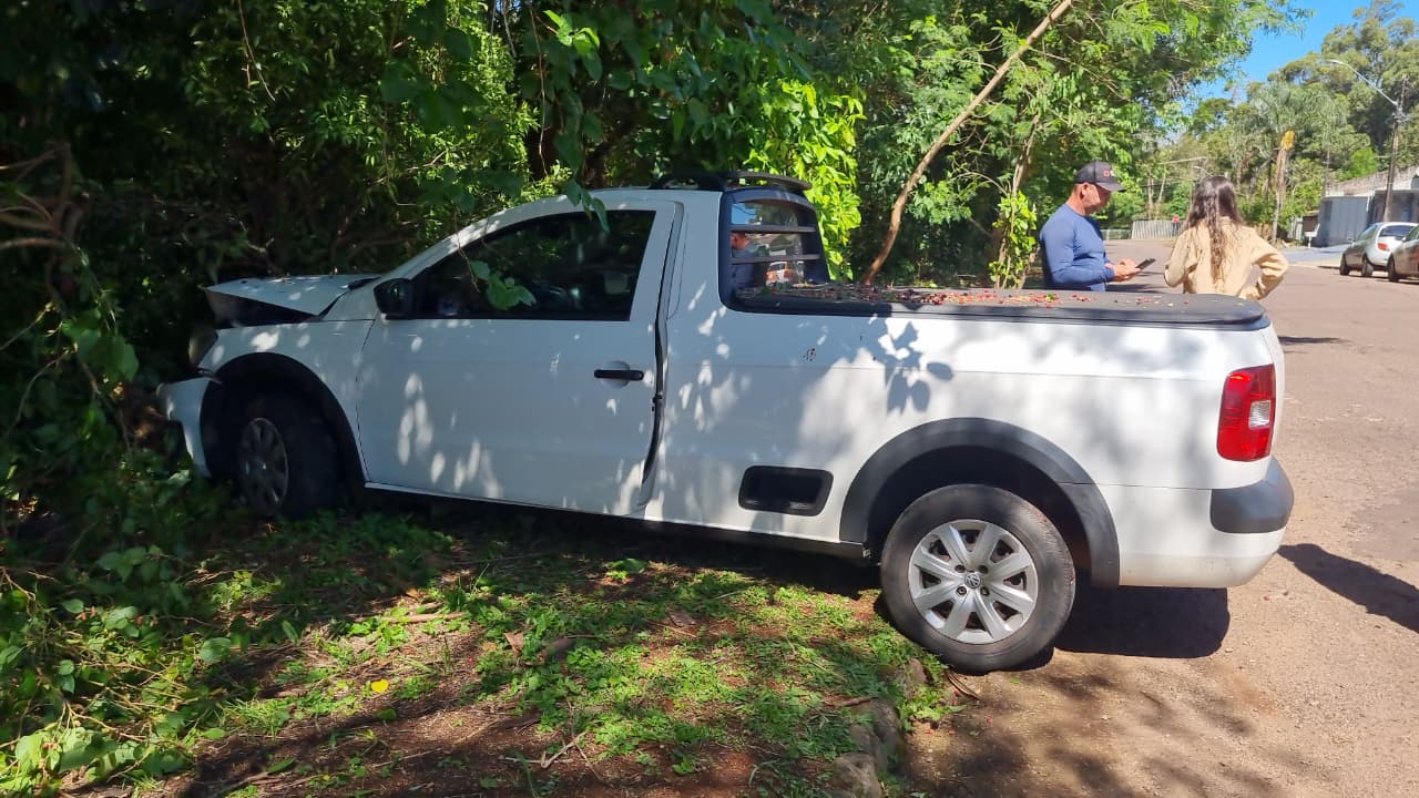 Saveiro desgovernada desce rua e para em área de mato na região do Lago, em Cascavel