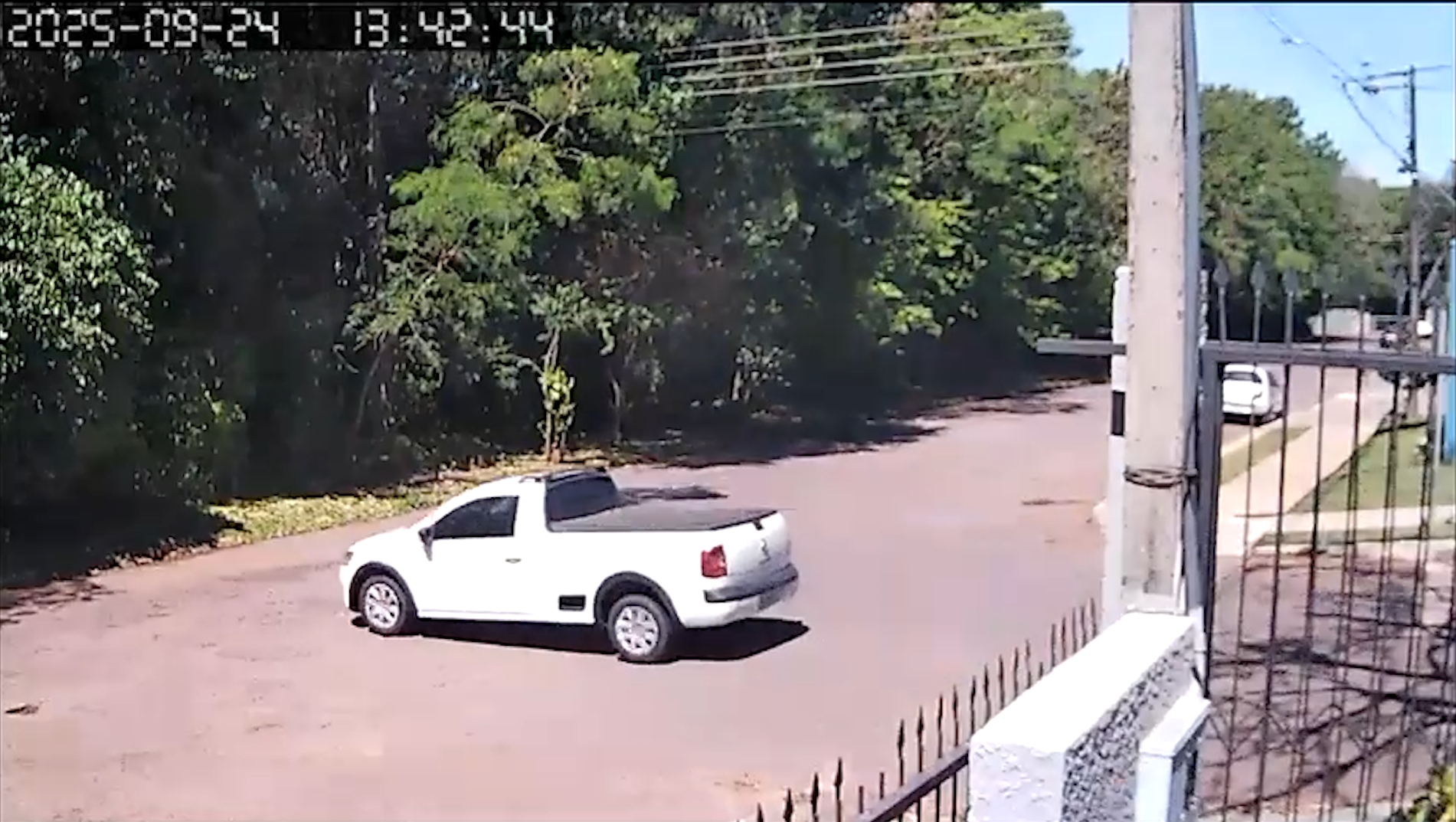 Câmera flagra Saveiro sem motorista descendo rua e batendo na região do Lago, em Cascavel