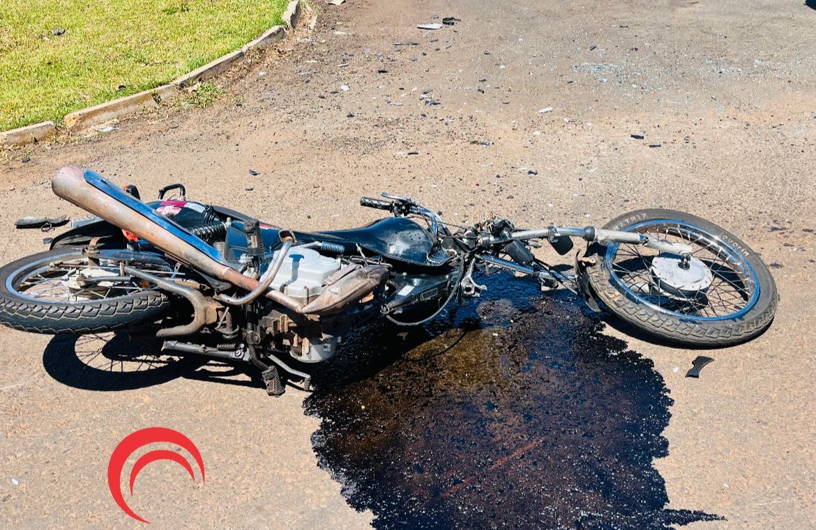 Motocicleta parte ao meio após colisão com carro às margens da BR-277