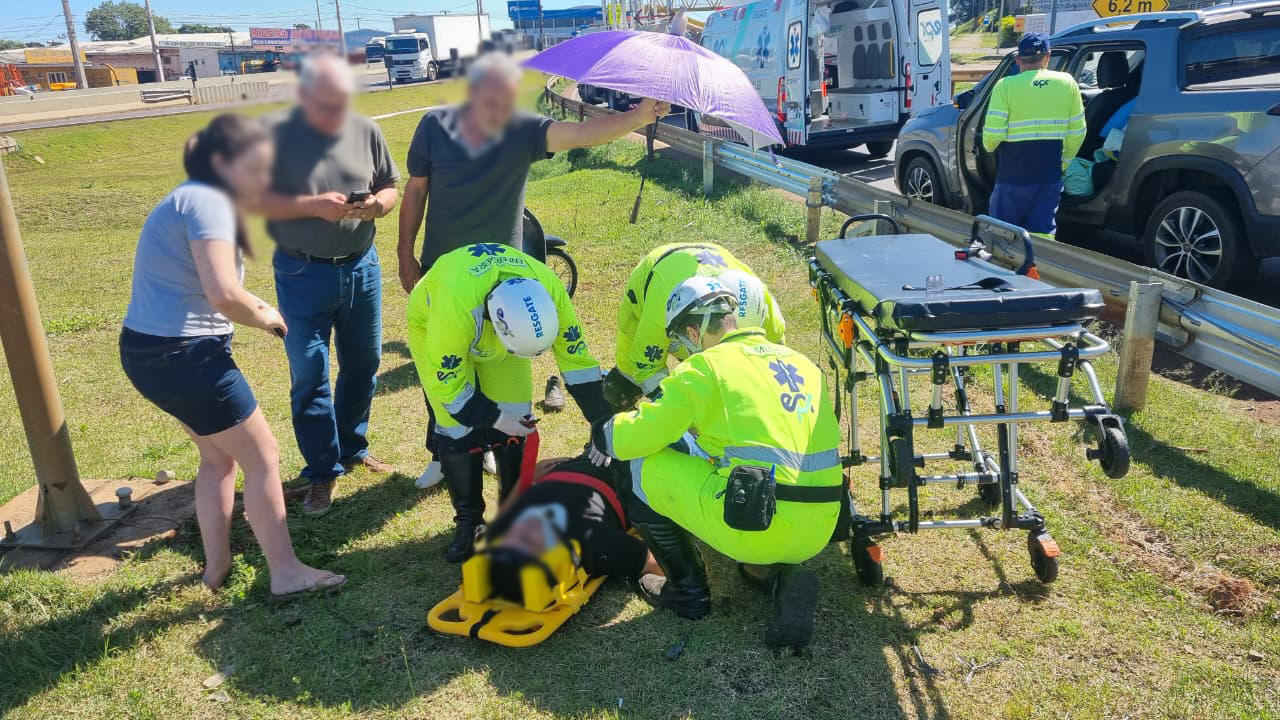 Motociclista se envolve em acidente no Trevo Cataratas e fica ferido