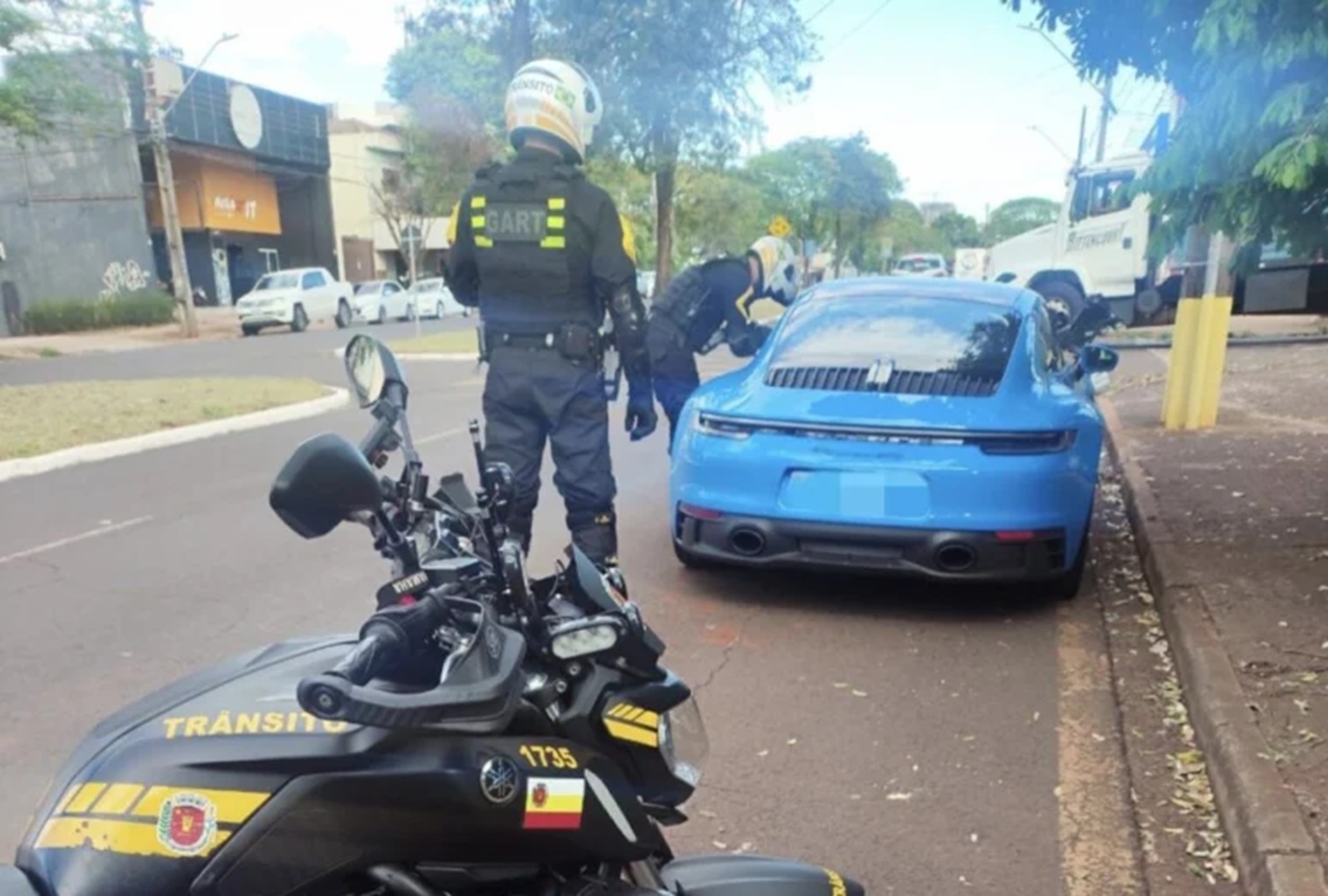 Carro de luxo com R$ 61 mil em multas é flagrado em blitz no Paraná