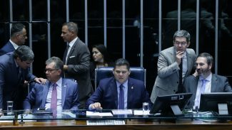 Senado aprova retirada de despesas com tarifaço do teto de gastos Senado aprova retirada de despesas com tarifaço do teto de gastos