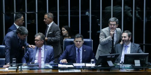 Senado aprova retirada de despesas com tarifaço do teto de gastos Imagem referente a Senado aprova retirada de despesas com tarifaço do teto de gastos