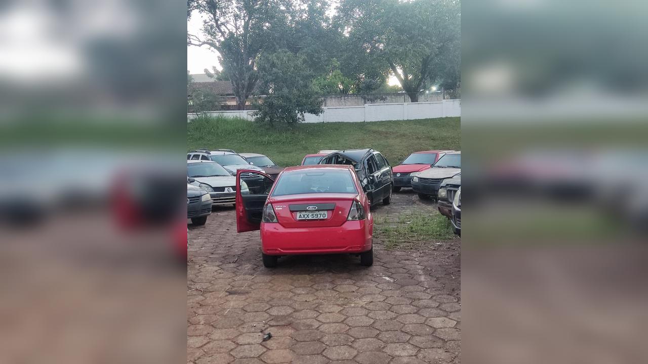Fiesta roubado aparece largado com portas abertas e chave jogada no Cascavel Velho