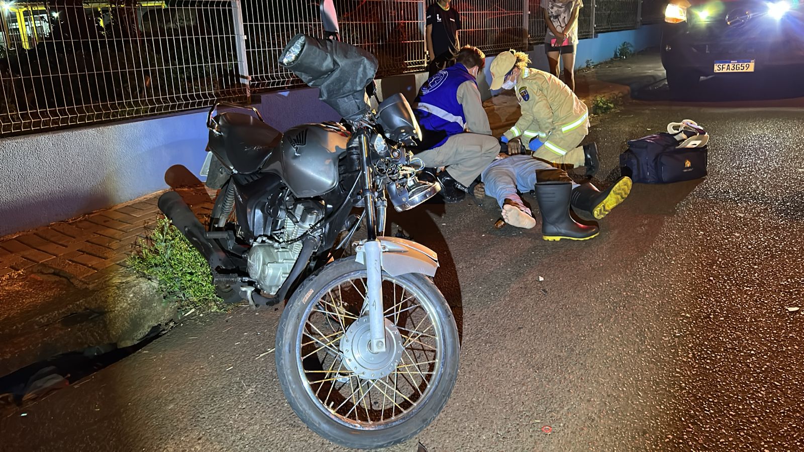 Entregador fica ferido em colisão entre motos no Bairro Interlagos