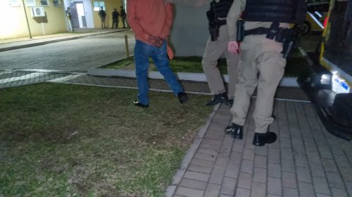 Homem é preso na Rua Fortaleza após ser acusado de agredir esposa
