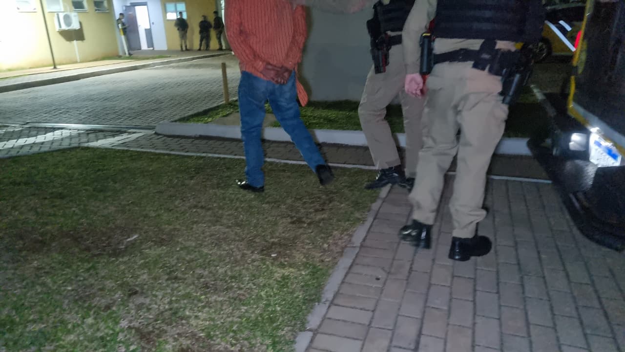 Homem é preso na Rua Fortaleza após ser acusado de agredir esposa