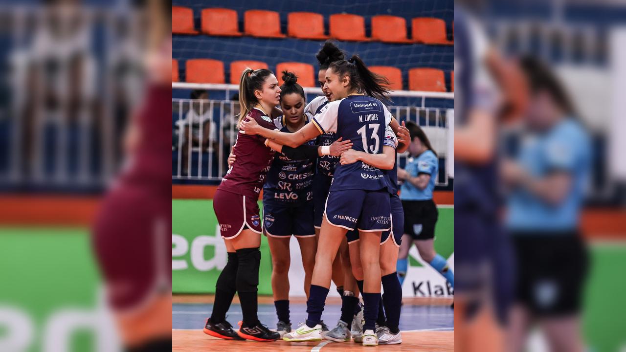 Stein Cascavel goleia Telêmaco Borba fora de casa e segue líder do Paranaense