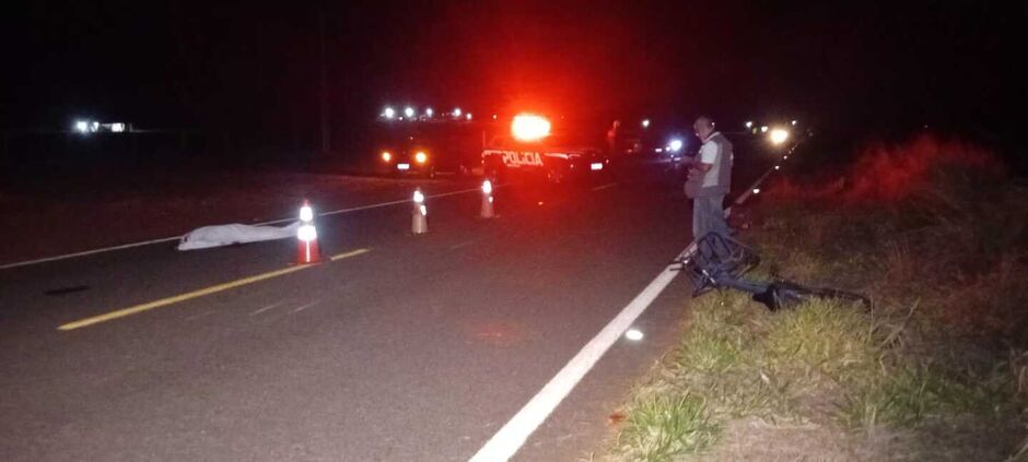 Ciclista morre ao ser atropelado por moto; Piloto teve suspeita de TCE e foi levado ao hospital