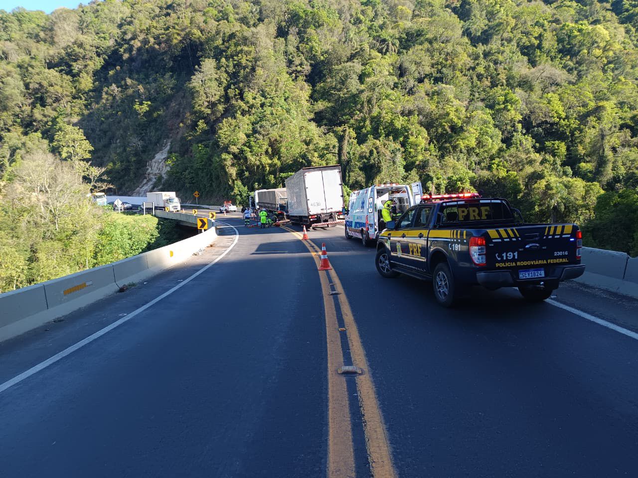 Caminhões batem de frente na BR-277 e deixam motorista gravemente ferido