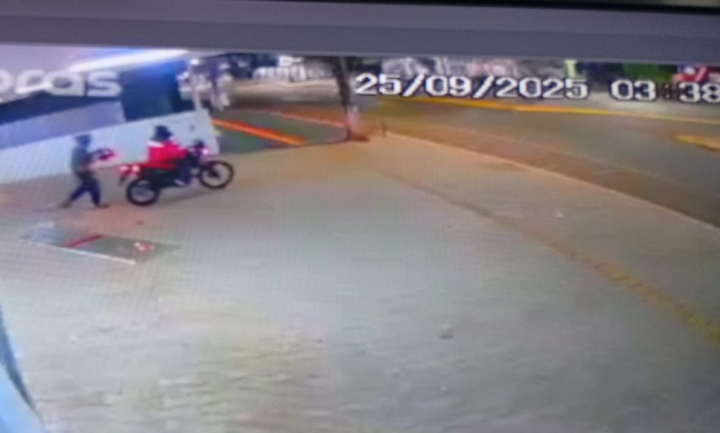 Dupla invade loja, furta moto e foge deixando capacetes para trás