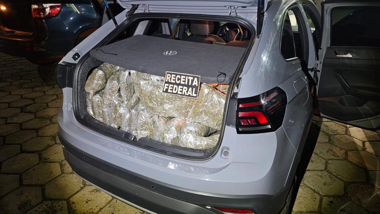 Jovens são flagrados com 115 kg de droga em abordagem na BR-277
