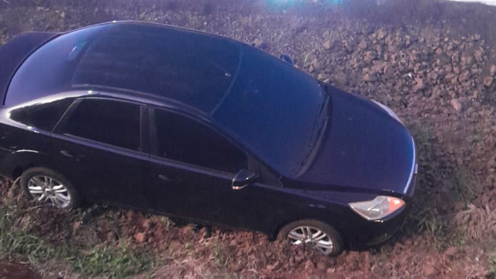 Condutor perde controle e Ford Focus cai em barranco na BR-277 em Cascavel