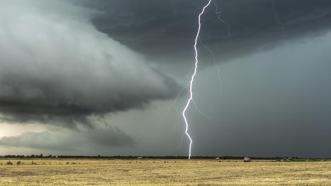 Idoso sofre descarga elétrica após queda de raio em chácara