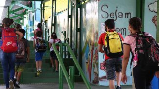 Menos da metade das escolas públicas está ligada à rede de esgoto