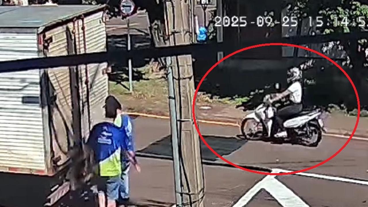 Câmera flagra motociclista antes de colisão com caminhão na Rua Epitácio Pessoa