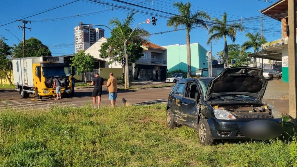 Fiesta e caminhão colidem na Avenida Brasil no Bairro Coqueiral Fiesta e caminhão colidem na Avenida Brasil no Bairro Coqueiral